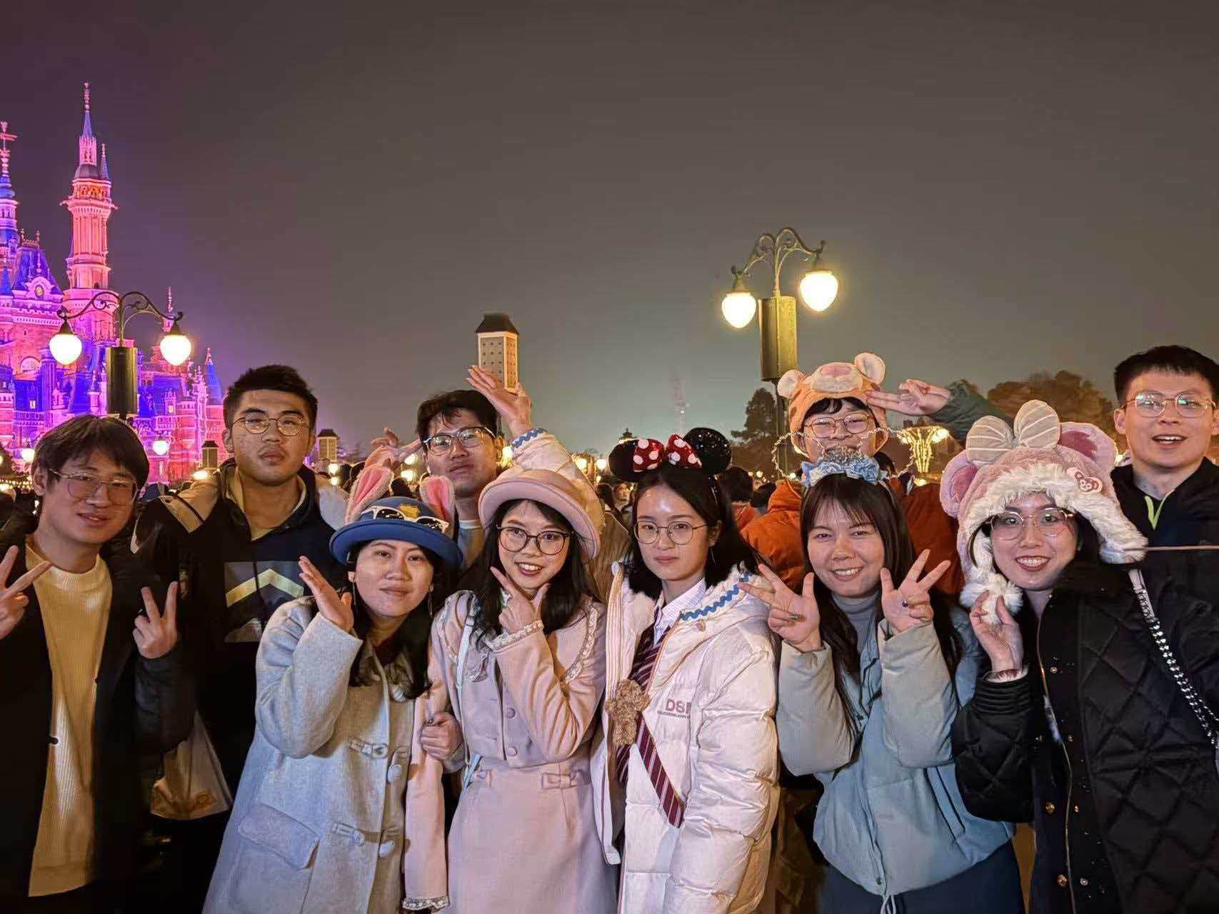 迪士尼晚间合照.jpg